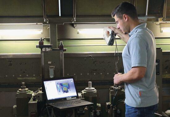 A highly precise measurement of the production line using 3-D scanning technology is the basis for custom-fit and efficient extractor hoods