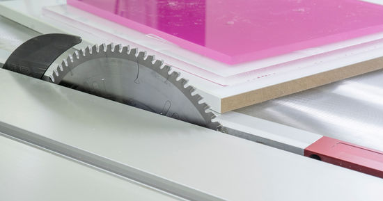 The “Plastics” saw blade is a specialist for all kinds of flat plastic panels, above all for thermoplastics such as acrylic glas and glass laminate. In the new brochure “Plastics processing”, you will find the application data of this circular saw blade for the best possible processing of acrylic glass, e.g. PLEXIGLAS®. 