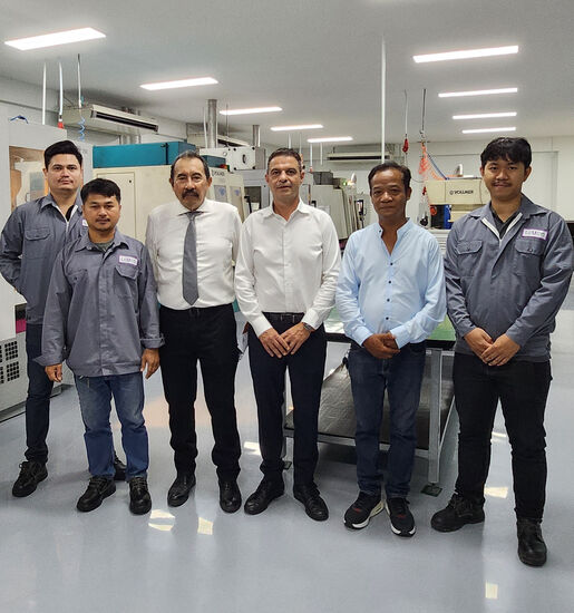  The new sharpening service center is equipped with state-of-the-art machinery, and the team is highly motivated in its new premises. In the picture: Kumpol Charoentripob, General Manager of LEUCO Thailand (third from left), and Udo Leiber, Managing Director of LEUCO Asia (fourth from left).