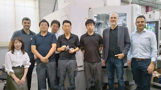 The transfer of resharpening service technology between LEUCO Japan, the headquarters  in Horb am Neckar and LEUCO Asia has been practiced since the very beginning. LEUCO Japan Managing Director Yasumi Arigaya (4th from left) with his team in Tochigi, together with Head of Engineering Roland Albert (2nd from left) and LEUCO Asia Managing Director Udo Leiber (right).