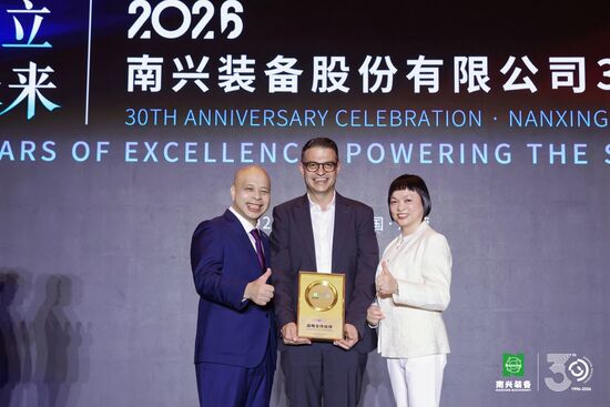 Mr. Lin, co-founder of Nanxing (left), and Ms. Zhan, co-founder of Nanxing (right), presented an award to Udo Leiber, Managing Director of LEUCO Asia and former Managing Director of LEUCO China, on behalf of LEUCO as a strategic partner.
